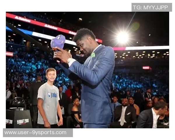 湖人队启程前往凤凰城客场比赛登机照曝光全队士气高涨 湖人队启程前往凤凰城客场比赛登机照曝光全队士气高涨