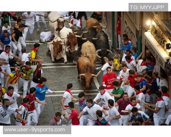 费尔明与佩德里庆祝西超杯夺冠合影分享助攻喜悦与冠军荣耀